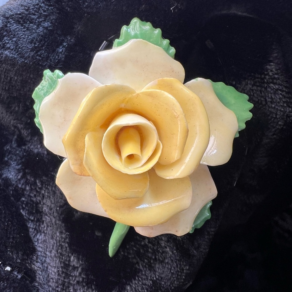 Vintage Royal Adderley Bone China Floral/Rode Pin.